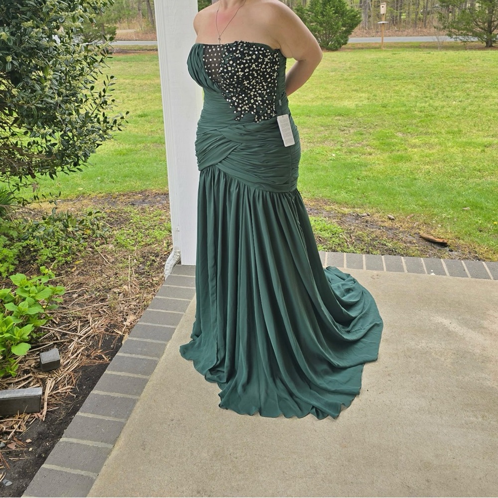Elegant Green Strapless Evening Gown